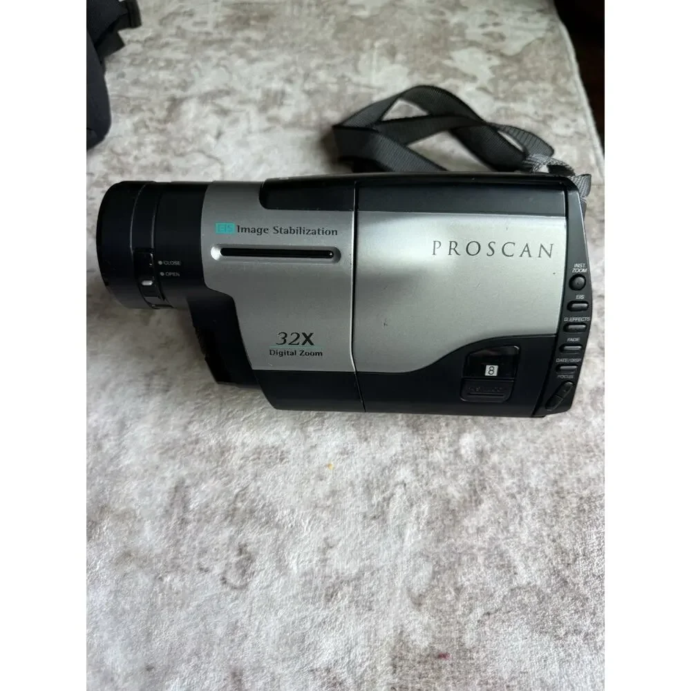 ProScan PRO598 8mm Camcorder 32X Zoom Battery Charger Remote Bag Powers On